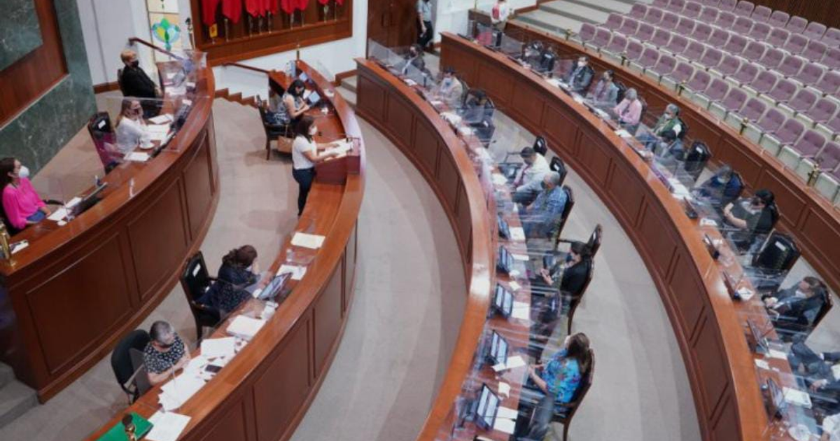 Legisladores del Congreso de Sinaloa debatiendo en una sesión sobre sanciones por robo de vehículos
