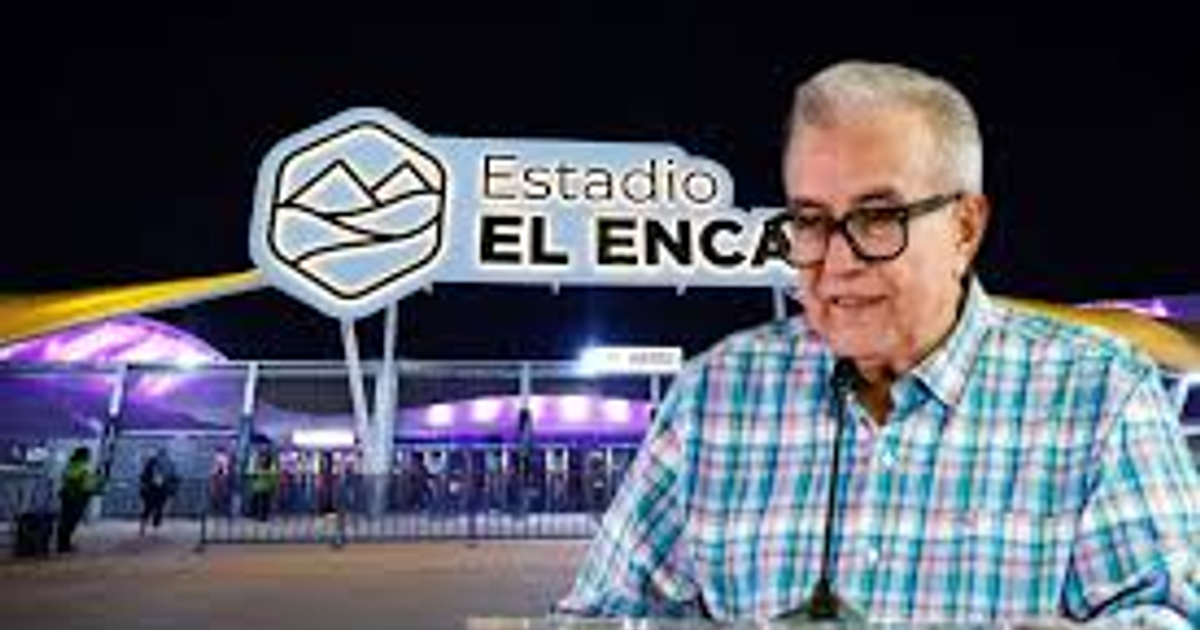 Hombre presentando en la entrada del Estadio El Enca por la noche