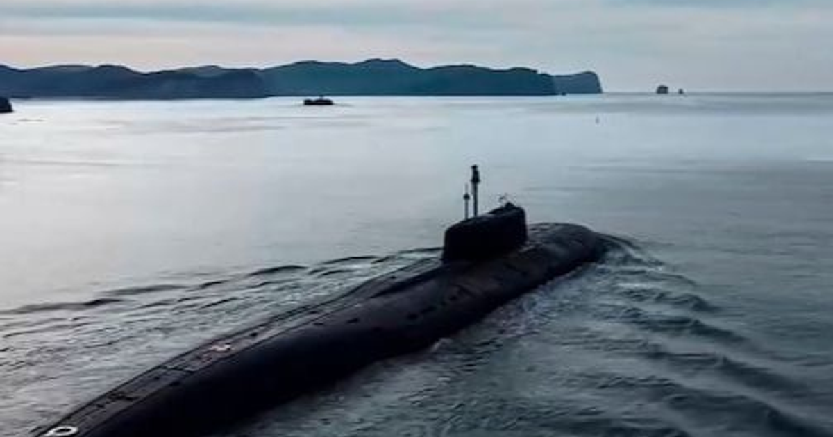 Submarino ruso emergiendo frente a la costa venezolana con montaña al fondo