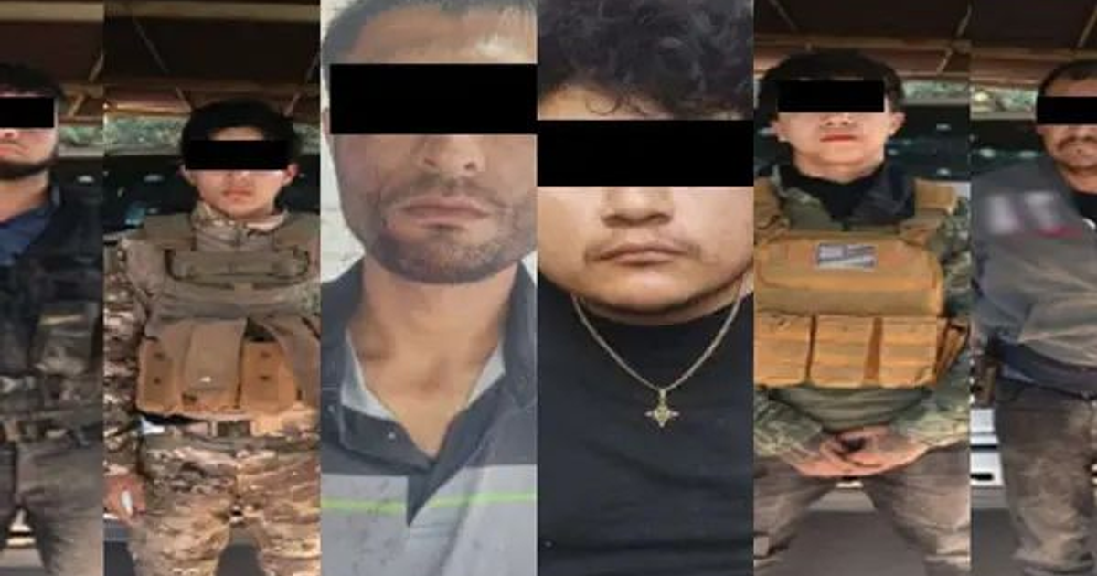 Personas con chalecos tácticos y barras negras en sus rostros durante operativo en Sinaloa