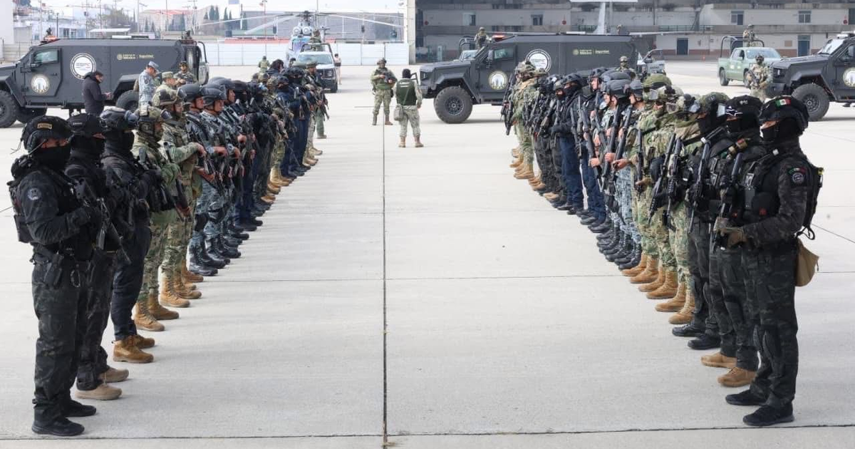 Fuerzas armadas en formación tacita con vehículos blindados durante la operación de traslado de criminales a EE.UU.