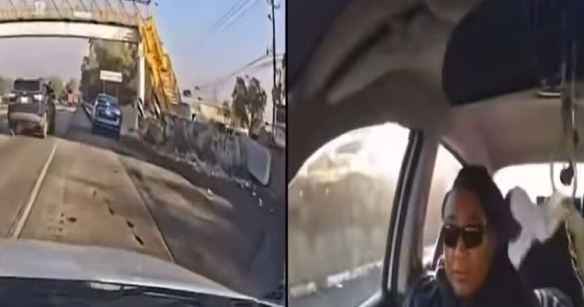 Imagen del video de seguridad del ataque en Teoloyucan, con un automóvil en autopista y un ocupante en el auto