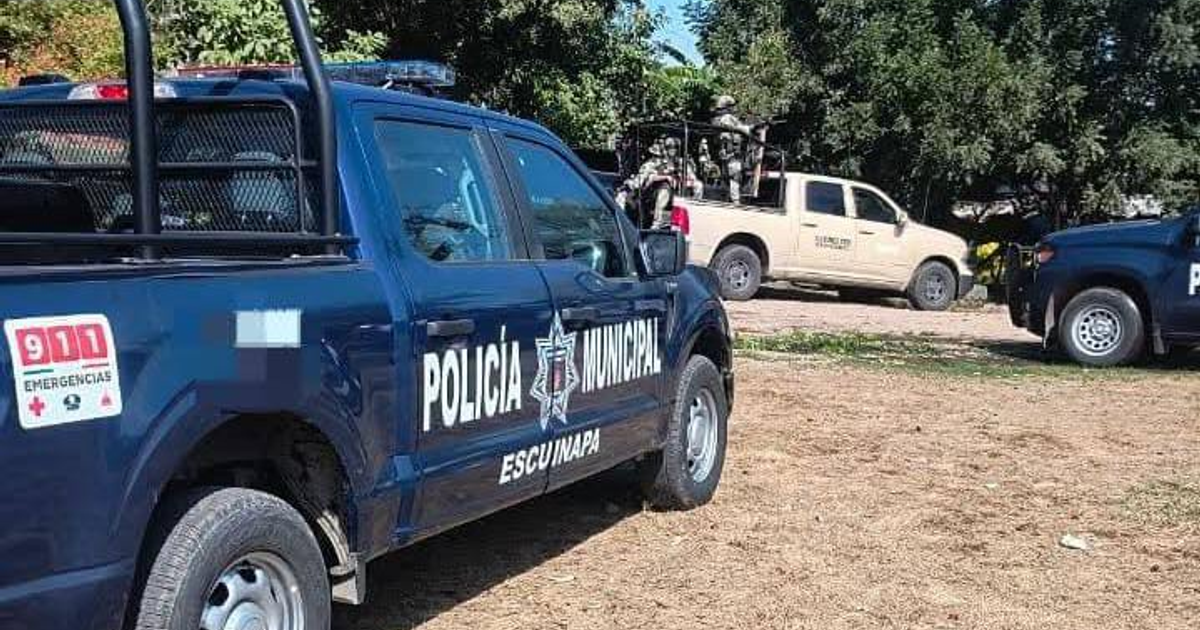 Vehículos de seguridad de la Policía Municipal de Escuinapa durante operativo de secuestro virtual