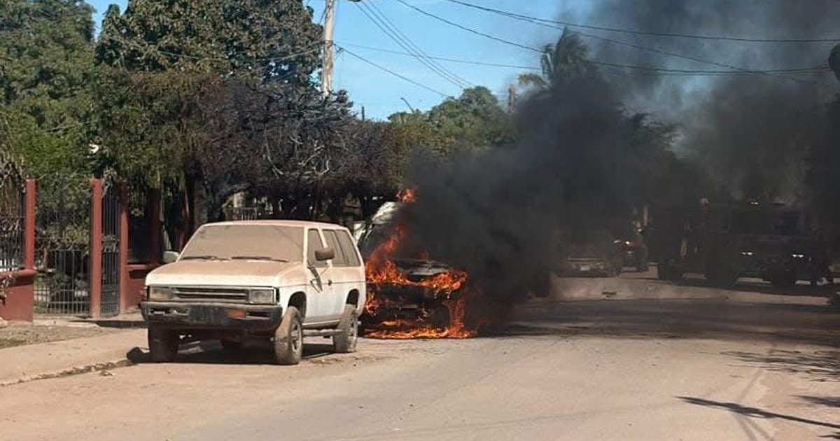 Vehículo en llamas emitiendo humo negro tras incendio por fuga de gas en Mochis, Sinaloa.