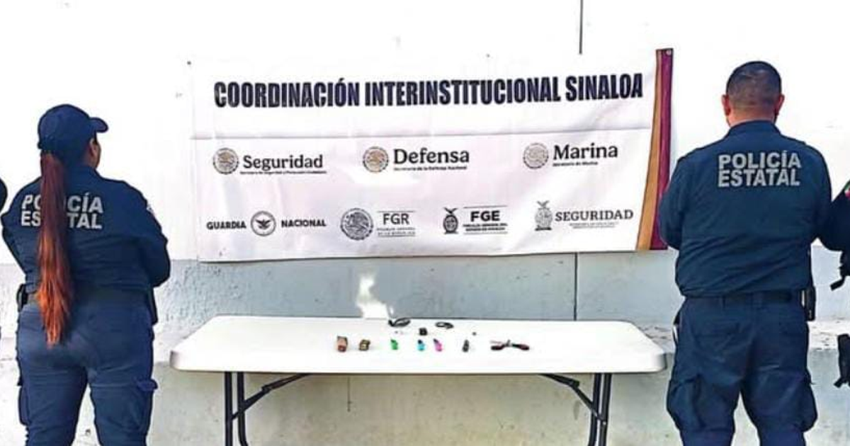 Policías estatales observan el banner de Coordinación Interinstitucional Sinaloa durante operativo en penal Goros II.