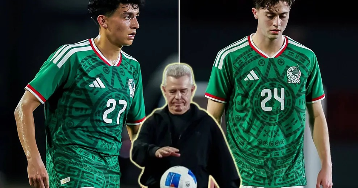 Dos jugadores de la selección mexicana con camisetas verdes, números 27 y 24, junto a un hombre con balón durante un amistoso en Panamá.