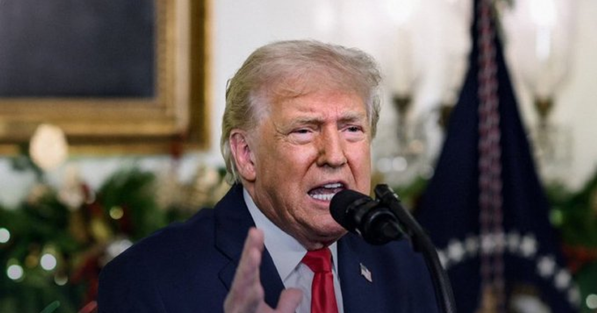 Persona hablando frente a un micrófono en un evento formal sobre resolución de guerra respecto a Venezuela.