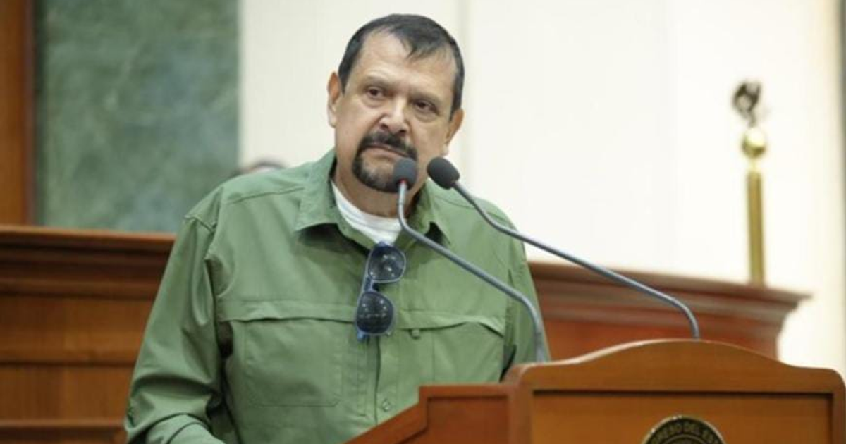 Diputado Serapio Vargas habla en el Congreso de Sinaloa durante una controversia por acusaciones de sobornos