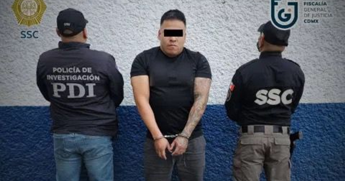 Hombre con esposas escoltado por agentes de SSC y PDI tras detención en Tlalnepantla