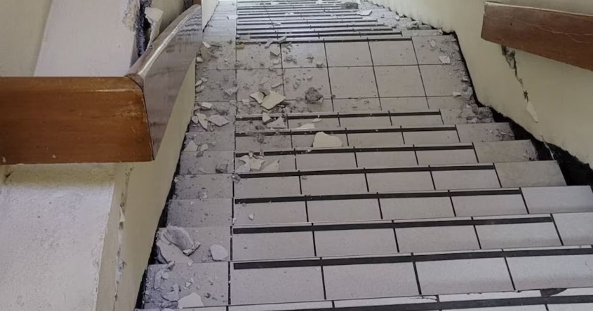 Escaleras con escombros y azulejos rotos en el Centro Médico Nacional La Raza tras sismo en Guerrero