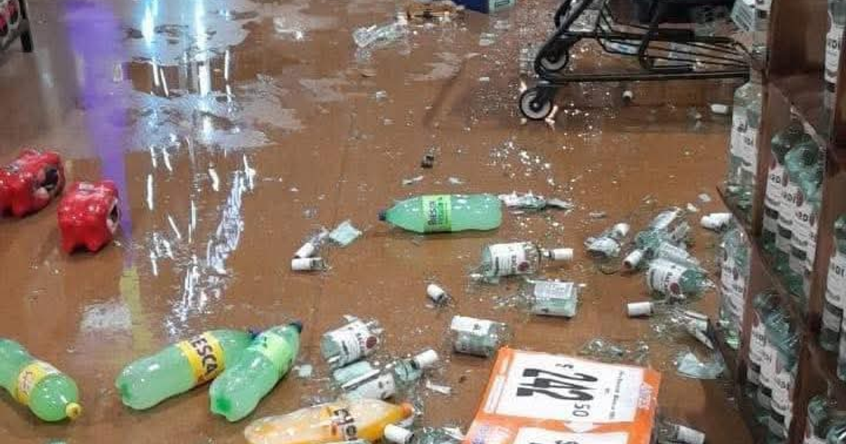 Supermercado con botellas rotas y líquidos derramados tras sismo en Acapulco
