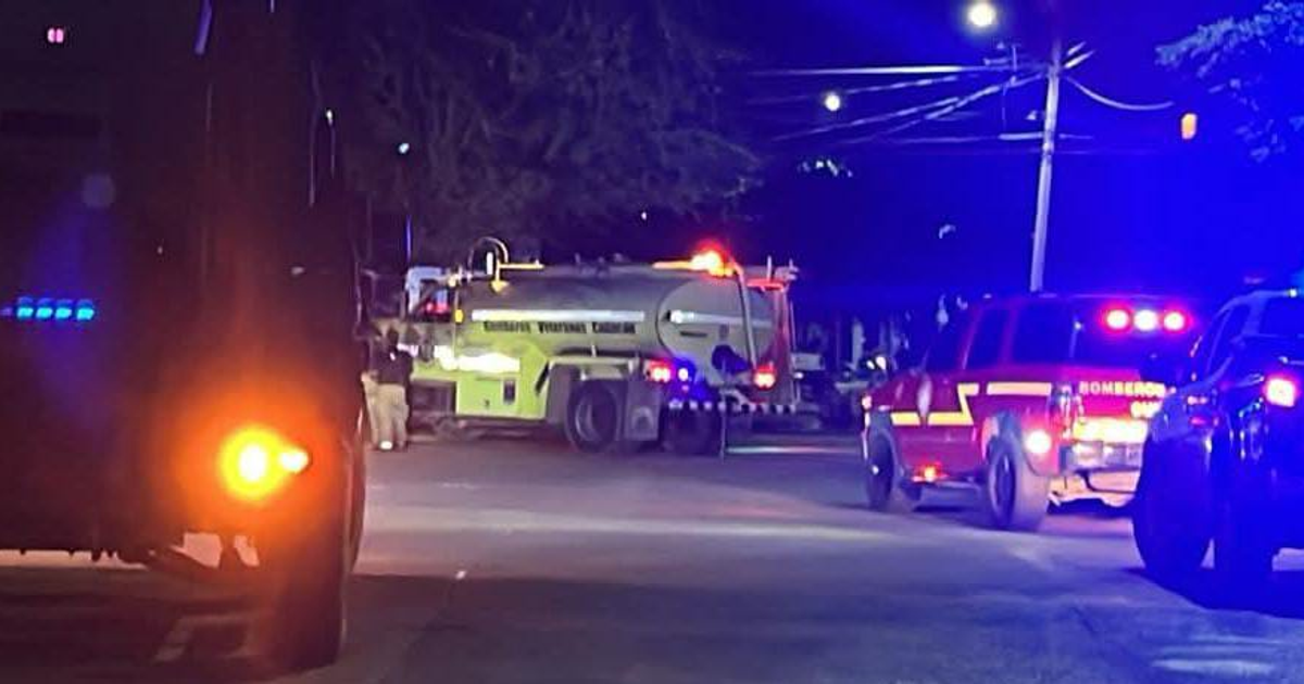 Camiones de bomberos atendiendo incendio nocturno en Culiacán.
