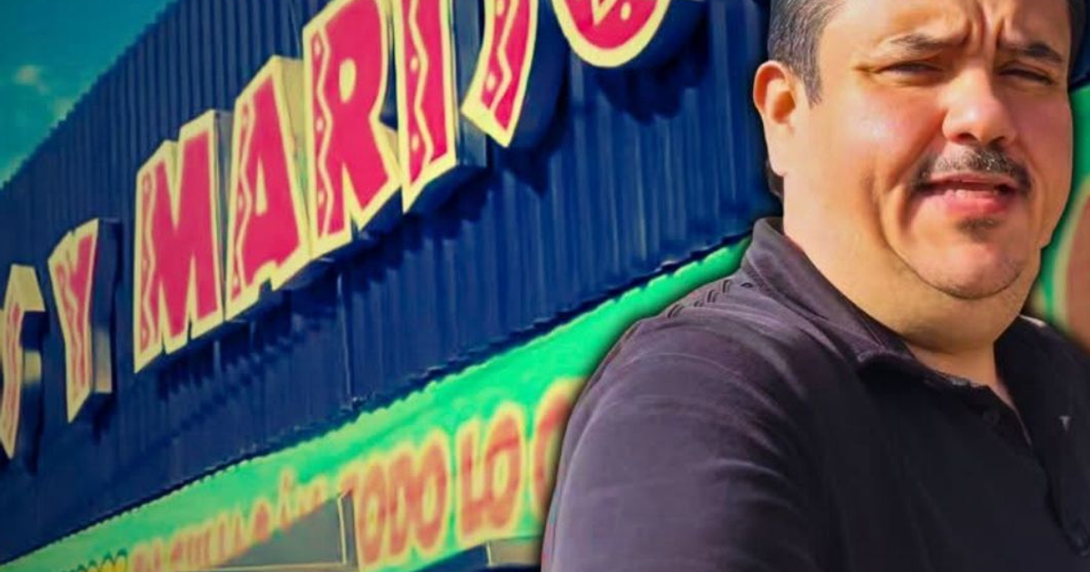 Persona toma selfie frente a letrero 'CYC Y MARIO' vinculado al cierre de marisquería en Culiacán.