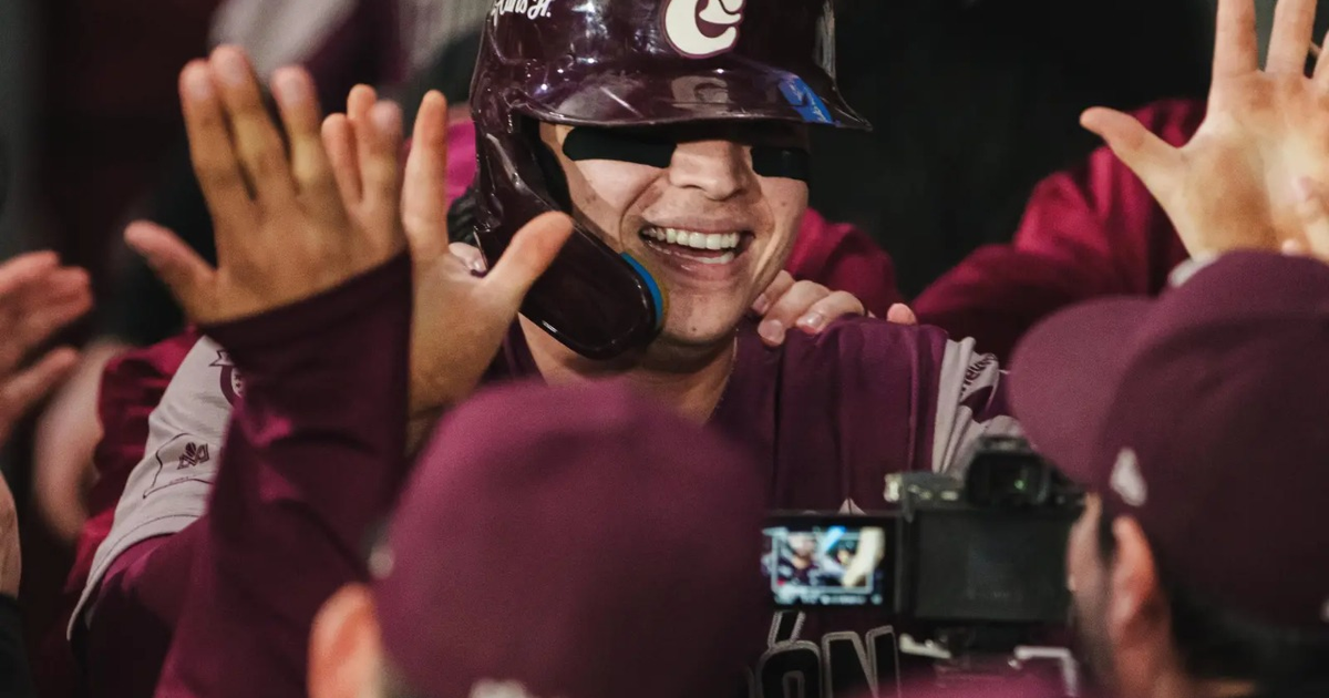 Jugador de los Tomateros de Culiacán celebrando tras victoria contra Algodoneros de Guasave en semifinal
