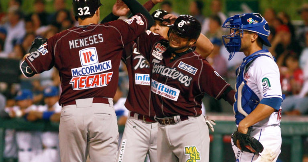 Jugadores de Tomateros y Charros jugando primer juego de la final LMP 2025-2026, ambientados en un estadio repleto.