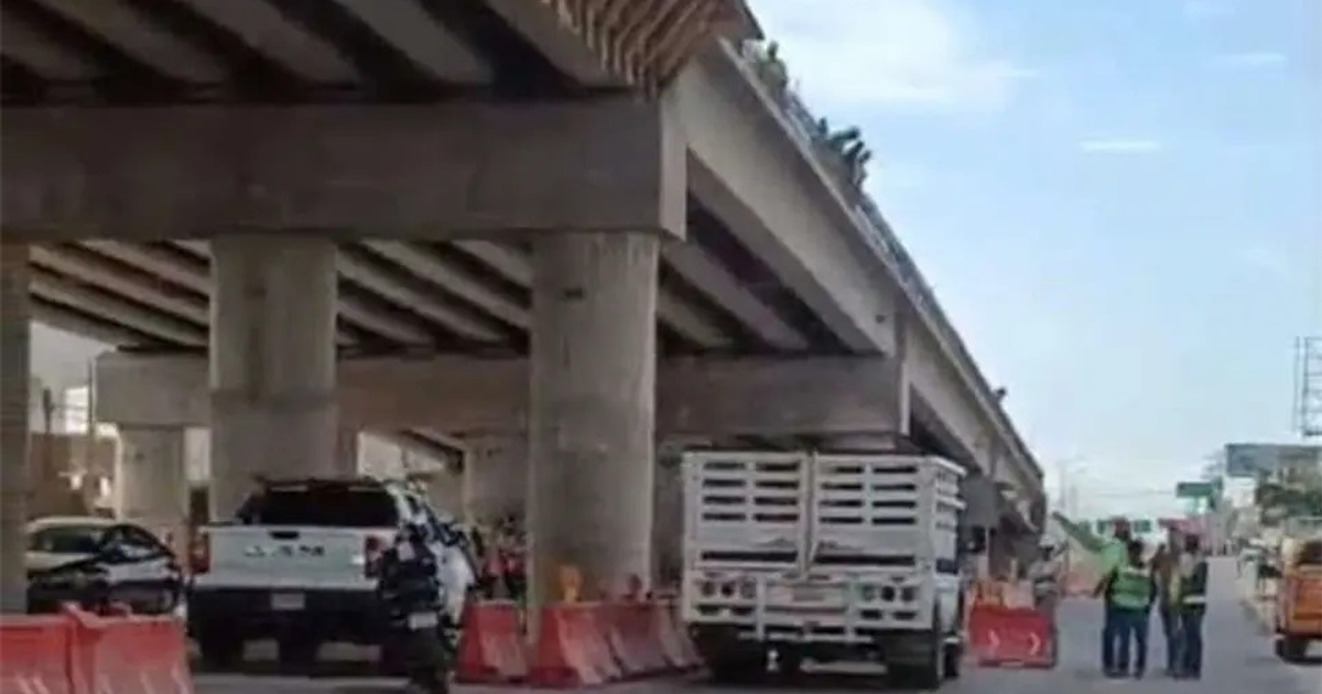 Obra de construcción de puente en Mazatlán con vehículos y trabajadores en acción, destacando la seguridad urbana.