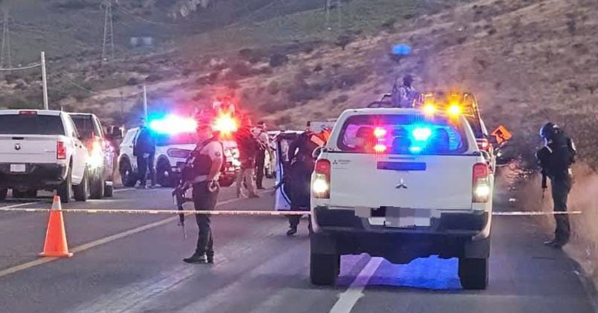 Policía desplegada en carretera con patrullas y luces cerca de Nombre de Dios, Durango, tras enfrentamiento armado