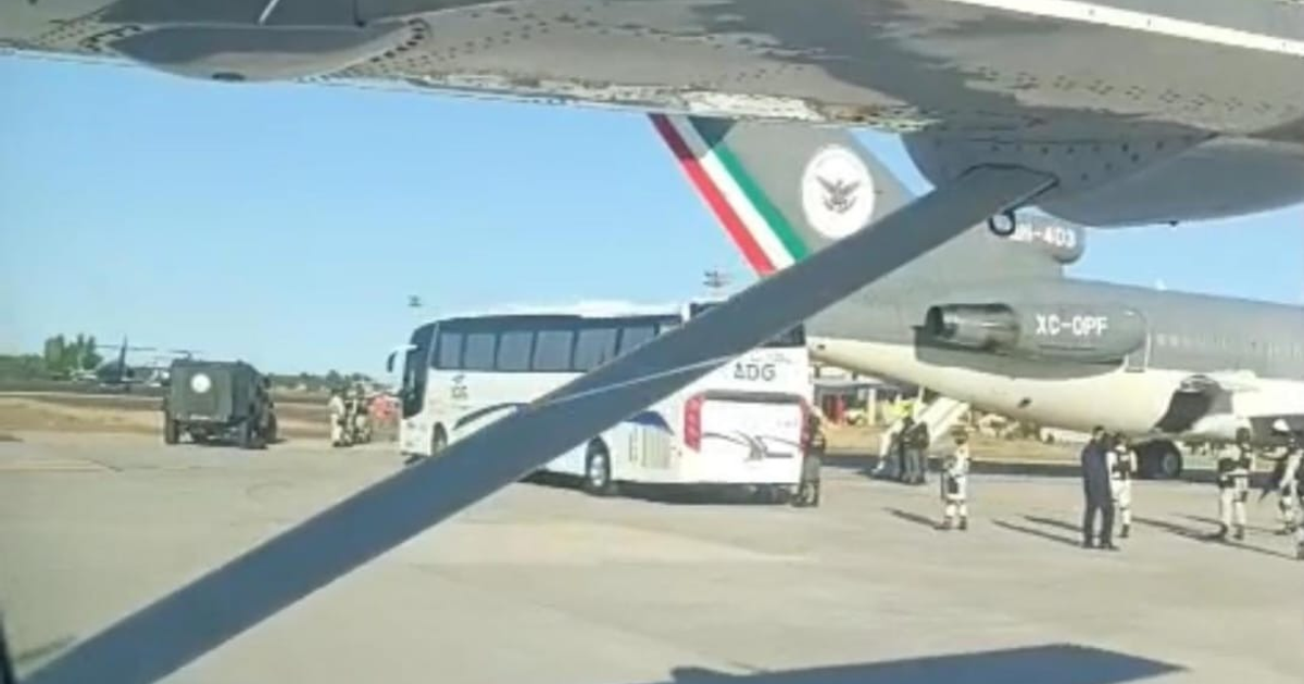 Hélice de avión y vehículos en operación de traslado en Los Mochis
