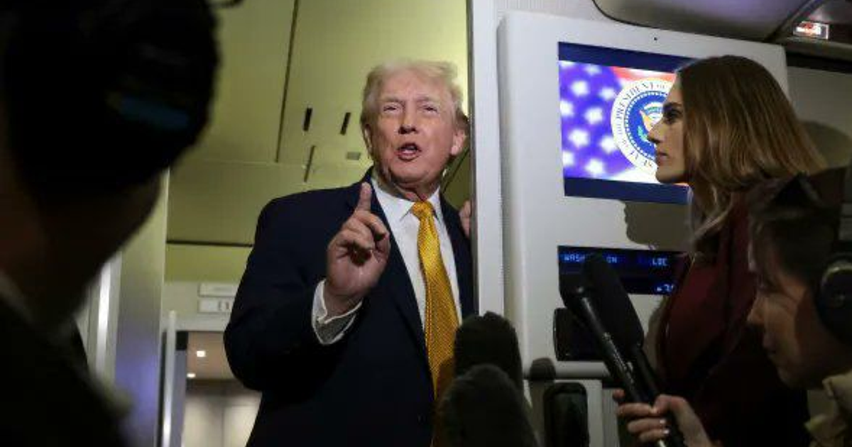 Donald Trump dando declaraciones en el Air Force One sobre narcotráfico y oferta de tropas a México.