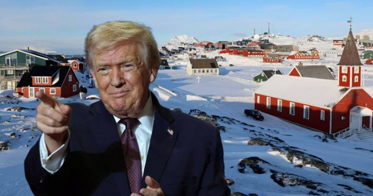 Imagen de una persona señalando en un paisaje ártico con edificios coloridos, mencionando la relación con las políticas de EEUU sobre Groenlandia en el Ártico.