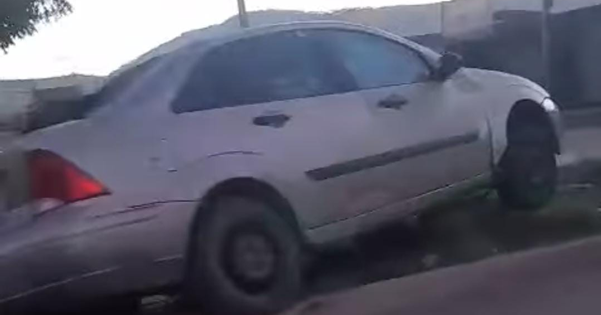 Vehículo plateado en terreno inclinado en Mazatlán