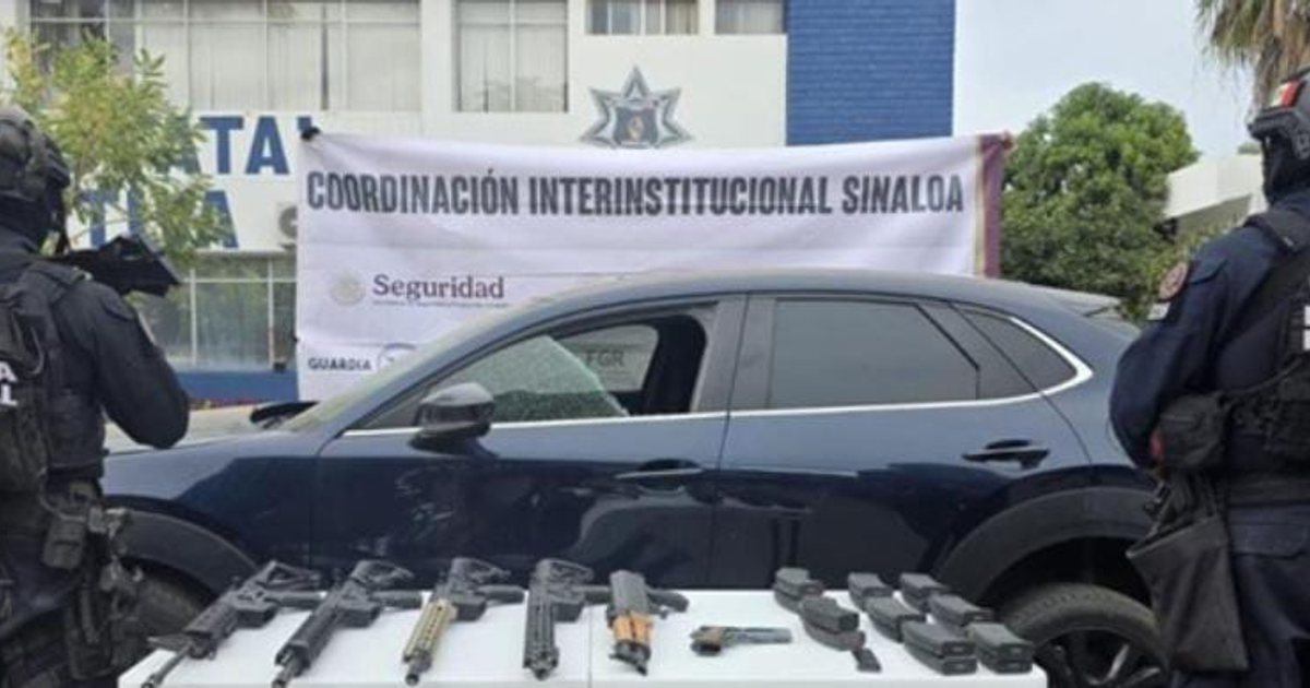 Agentes alineados con armamento confiscado durante operativo en Culiacán