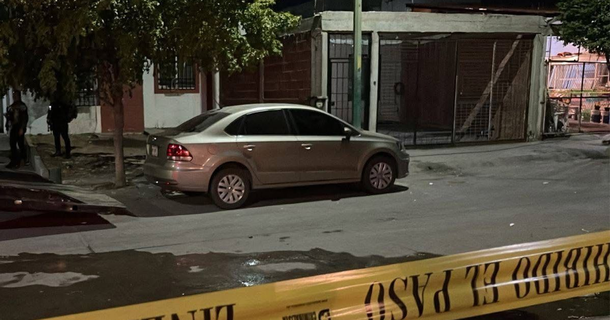 Vehículo dorado acordonado en Culiacán relacionado con desaparición de agente