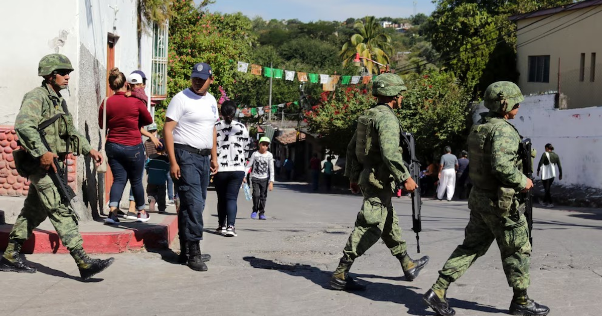 Soldados y policía en las calles de Taxco durante la crisis de gas L.P.