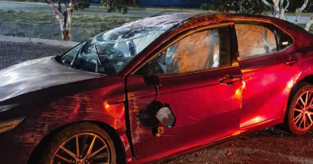 Automóvil rojo con daños tras volcadura en Mazatlán