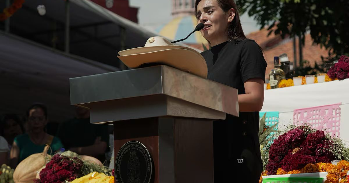 Yesenia Méndez en un evento público en Uruapan, hablando desde un podio