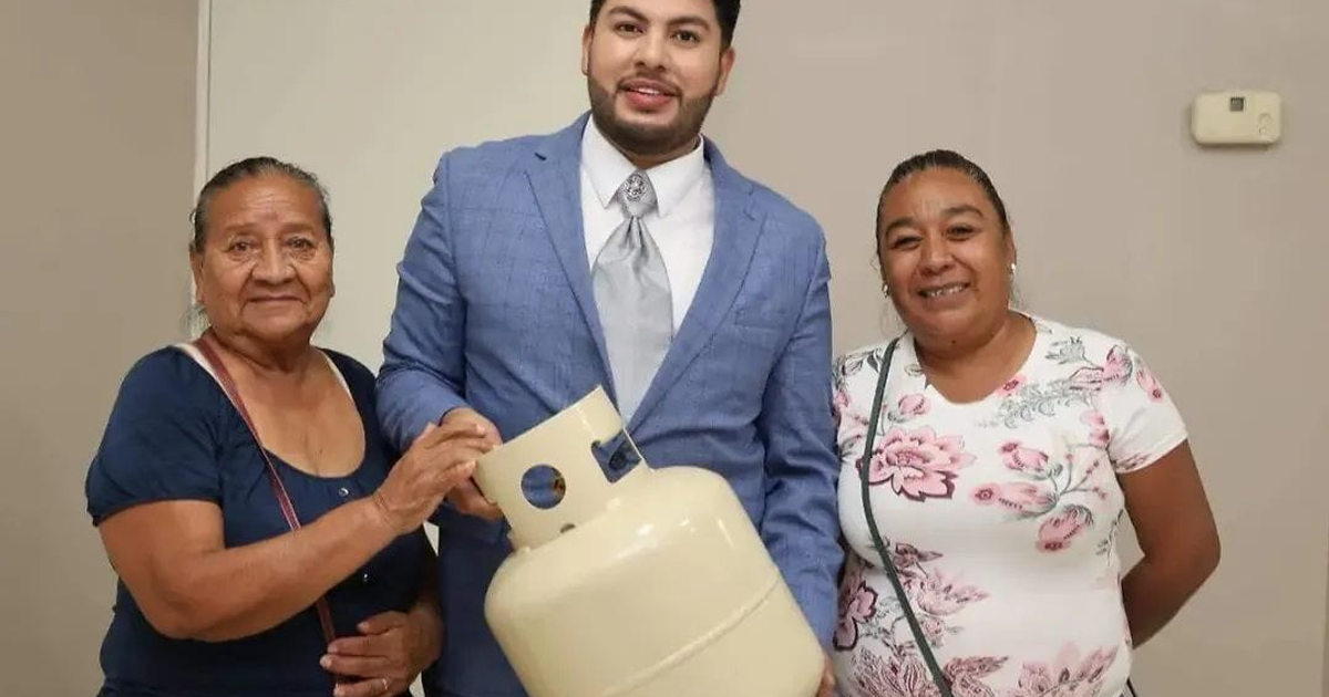 Alcalde de Elota, Richard Millán Vázquez, con dos mujeres en la entrega de un cilindro de gas de 10 kg.