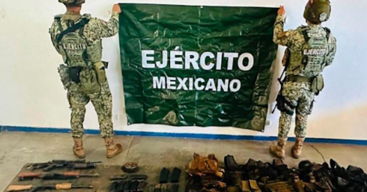 Soldados mexicanos con bandera, armamento asegurado durante operativo en Badiraguato