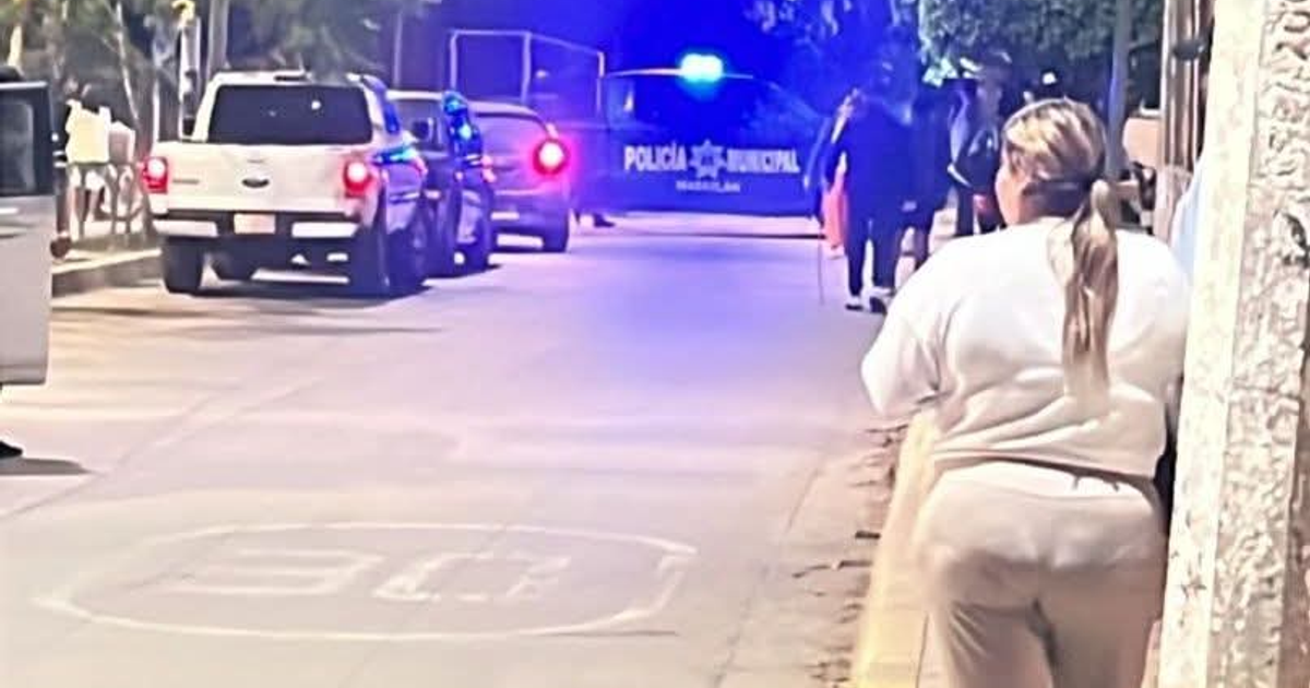 Calle nocturna en Mazatlán con presencia policial tras explosión en expendio de cerveza