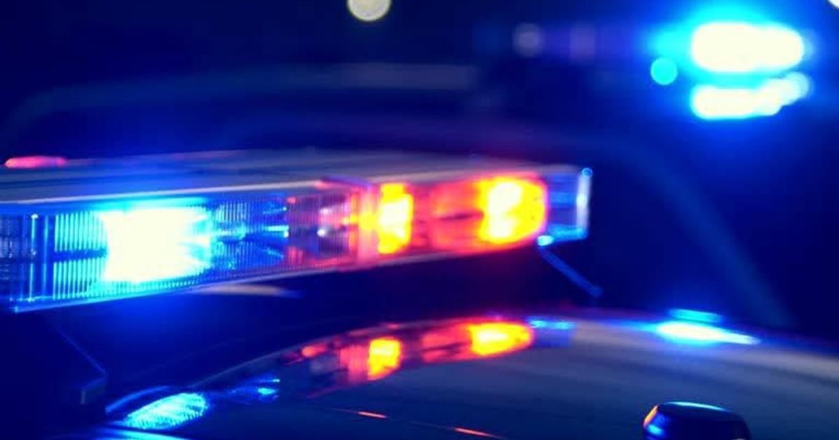 Luces intermitentes de vehículo de emergencia azul y rojo en la oscuridad