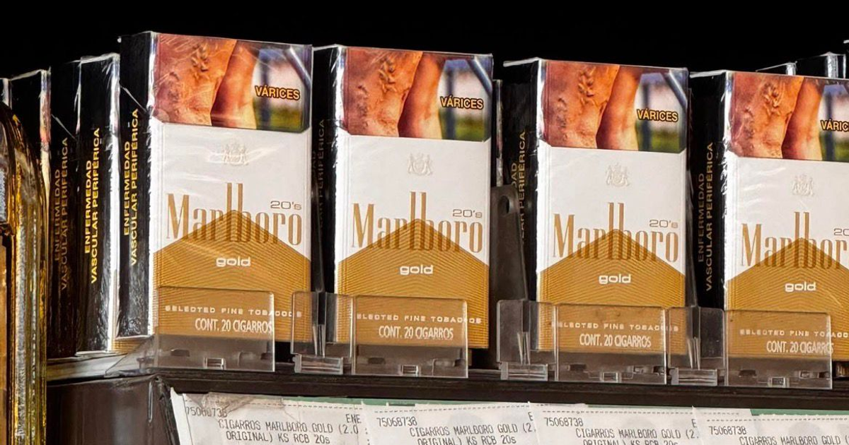 Paquetes de cigarrillos Marlboro Gold en estantería con advertencias sanitarias, reflejando el aumento de precio a 103 pesos por caja en México, 2026.