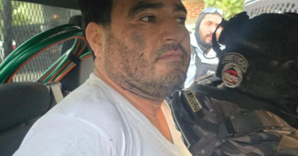 Hombre detenido con expresión seria dentro de un vehículo tras operativo policial.