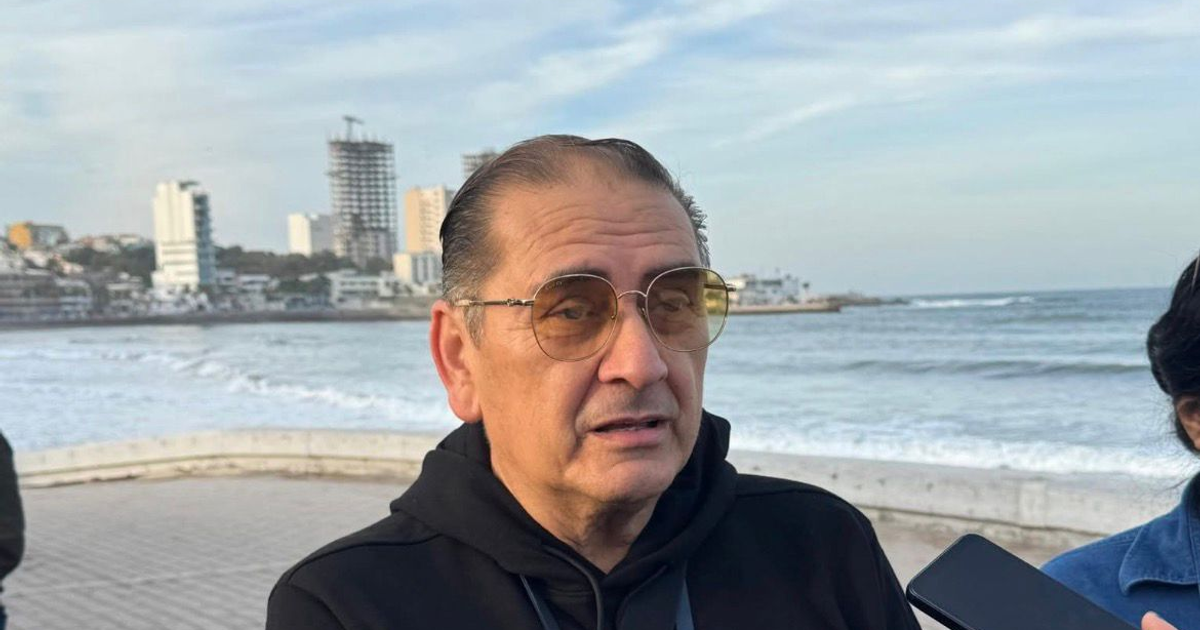 Hombre con gafas frente al mar en Mazatlán, símbolo del compromiso ambiental del Carnaval 2026