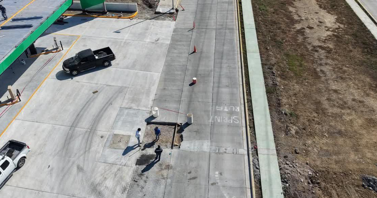 Vista aérea de obras de construcción con trabajadores, vehículos y conos de tráfico en Mazatlán