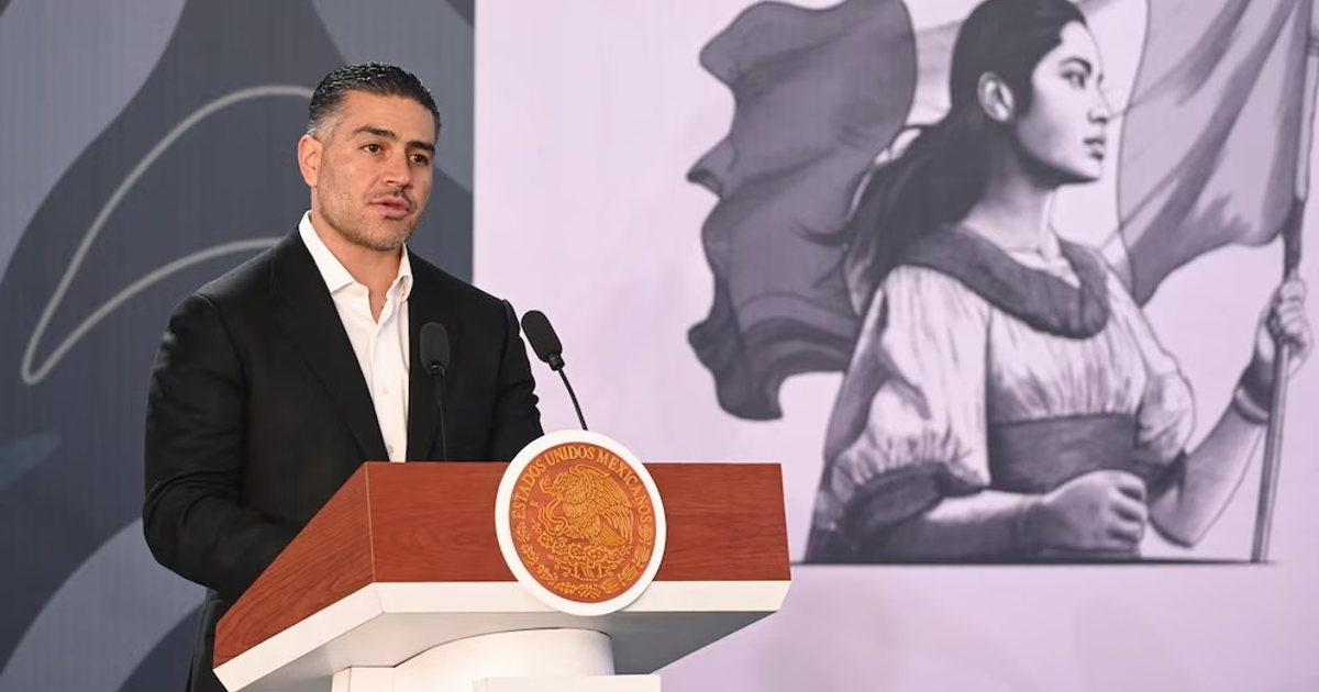 Hombre en podio en evento oficial de México relacionado con seguridad y tráfico de drogas