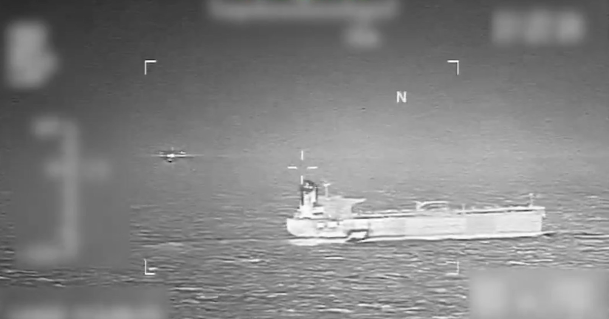 Imagen infrarroja del buque Verónica con un objeto volador en el Mar Caribe