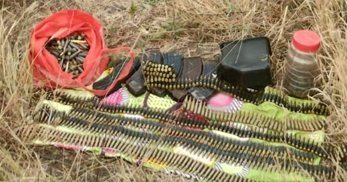 Material de municiones asegurado por el Ejército Mexicano en Escuinapa, Sinaloa, mostrado sobre hierba con sacos rojos y contenedores.