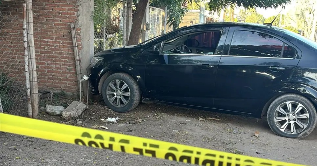 Automóvil Chevrolet negro con cinta de advertencia en escena de crimen, Culiacán