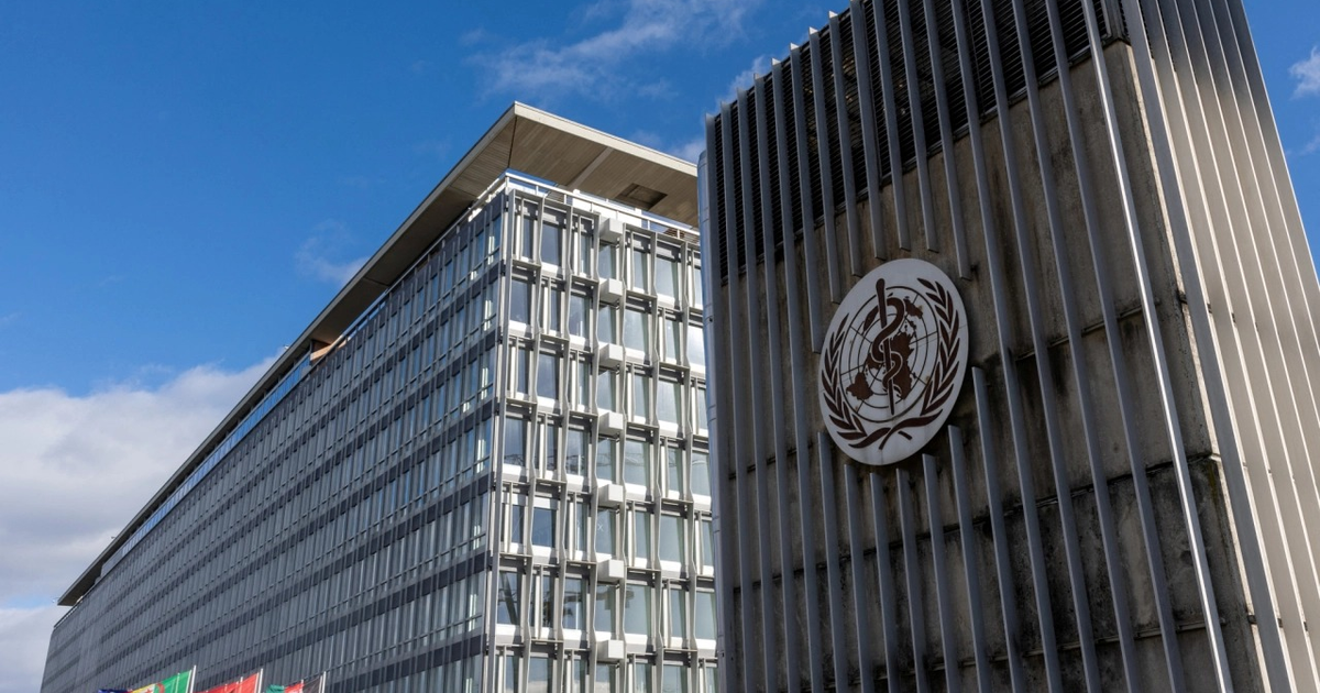 Edificio de la OMS con cielo parcialmente nublado y arquitectura contemporánea, relevante por la salida de Estados Unidos anunciada por Trump.