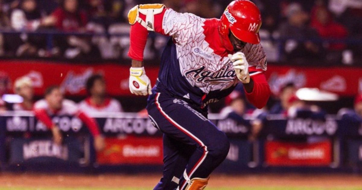 Jugador de Águilas de Mexicali corriendo en juego de LMP
