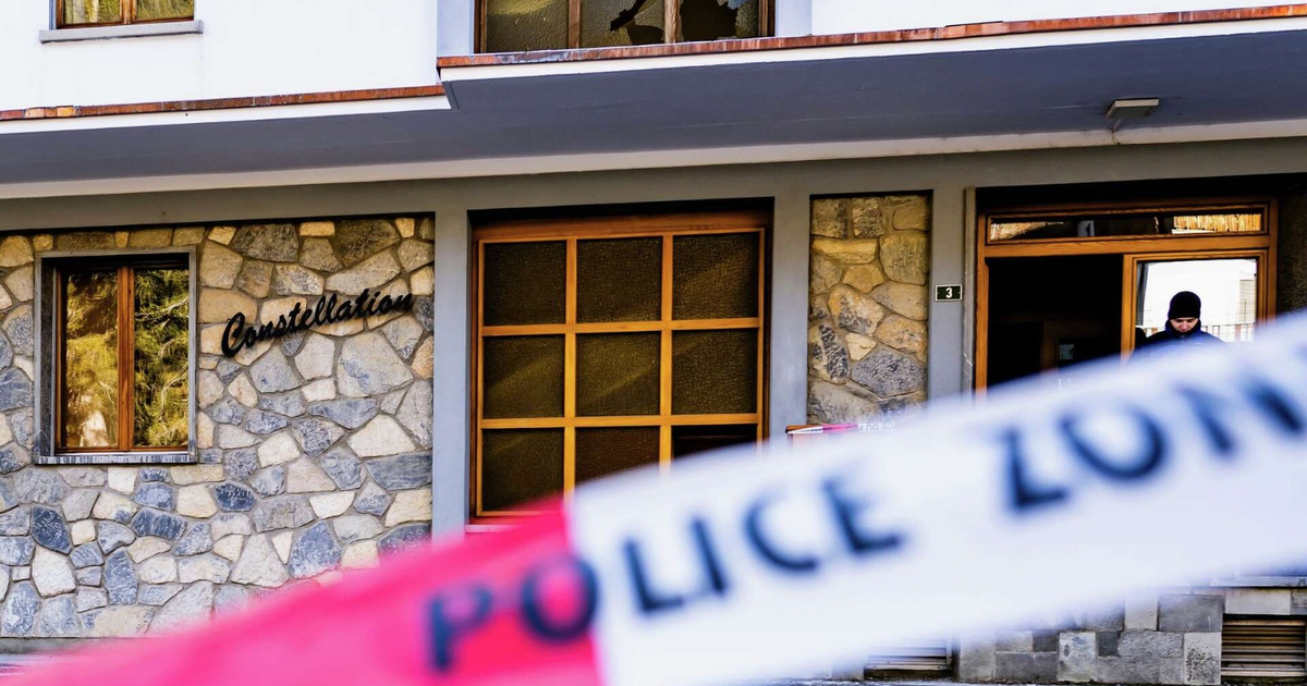 Fachada del bar Le Constellation con cinta de policía tras incendio mortal en Crans-Montana.