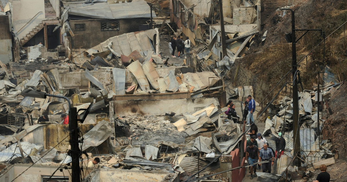 Ruinas y escombros tras incendios en Chile, símbolo de devastación y reconstrucción.