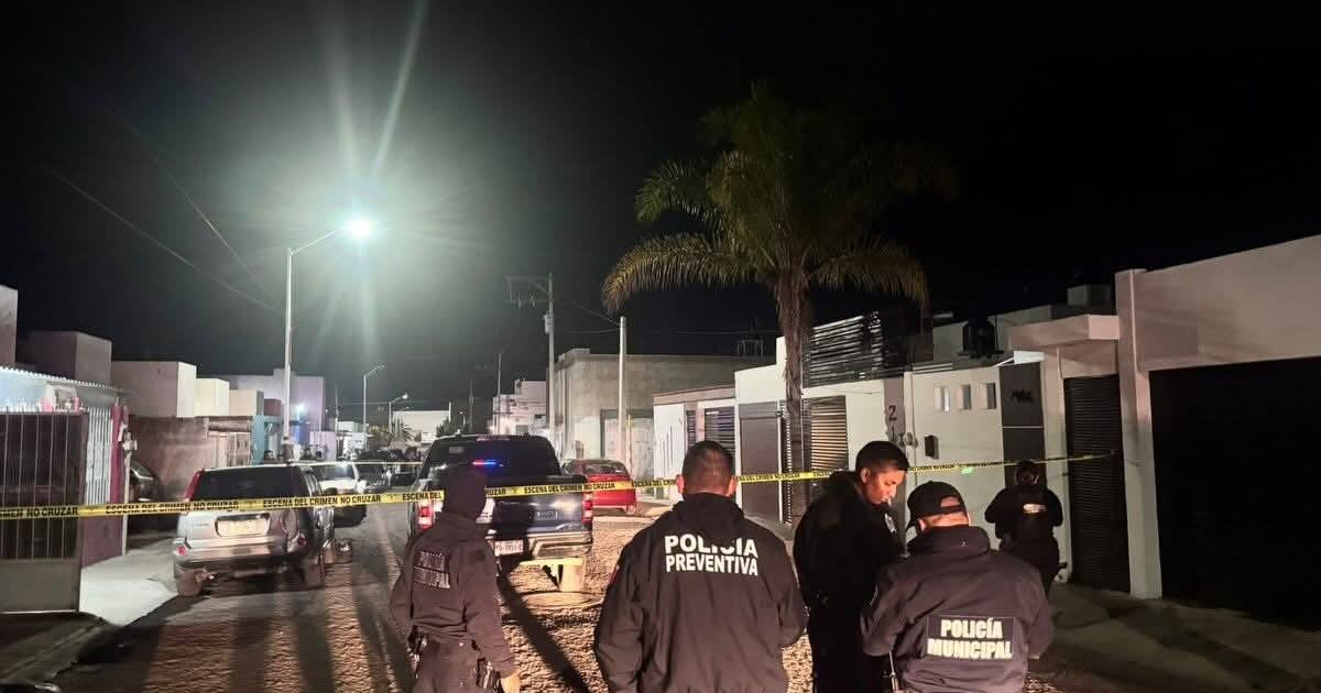 Policía resguarda escena del crimen nocturna en Durango con luces y cintas de advertencia.