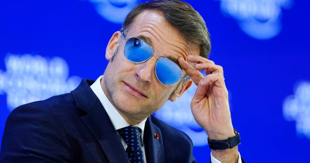 Emmanuel Macron con gafas de sol y traje en Davos