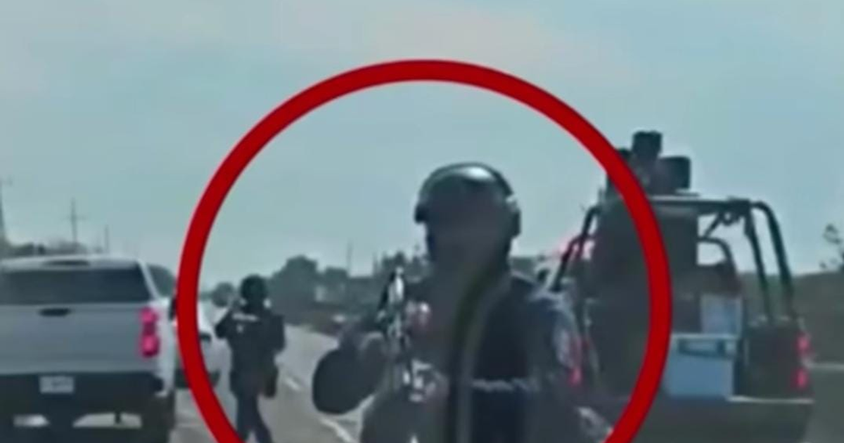 Policía Estatal Preventiva armada en carretera de Culiacán durante conflicto reportado.