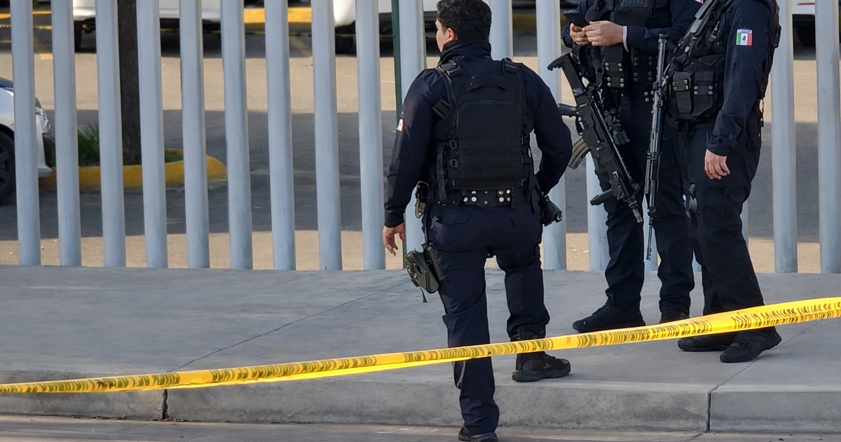 Policías uniformados con equipo táctico en zona acordonada de Culiacán